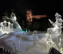 Hyde Park Winter Wonderland – rzeźby lodowe Alicja w Krainie Czarów Rzeźby lodowe przedstawiające Alicję w Krainie Czarów z cytatem z książki w tle