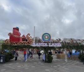 Hyde Park Winter Wonderland – Santa Land Kolorowy szyld Santa Land z figurą Świętego Mikołaja w saniach i reniferami w Hyde Park Winter Wonderland
