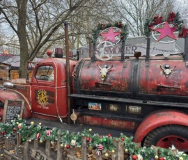 Hyde Park Winter Wonderland – Texas Smoker zabytkowy wóz BBQ Stary czerwony wóz strażacki z 1946 roku przerobiony na Texas Smoker BBQ z dekoracjami świątecznymi