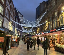 Leicester Square – jarmark bożonarodzeniowy i iluminacje Uliczka z jarmarkiem bożonarodzeniowym i iluminacjami gwiazd przy Leicester Square wieczorem