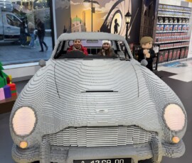 Marianna i tata w Aston Martinie 007 z LEGO – LEGO Store Marianna i tata siedzący w wielkim Astonie Martinie z klocków LEGO z motywem 007 w LEGO Store