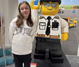 Marianna przy figurze pilota LEGO w LEGO Store Marianna stojąca przy dużej figurze pilota z klocków LEGO w LEGO Store przy Leicester Square
