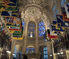 Opactwo Westminsterskie – Kaplica Henryka VII z herbami rycerzy Kaplica Henryka VII z wyjątkowym sklepieniem wachlarzowym i chorągwiami rycerzy Order of the Bath