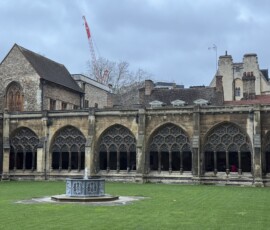 Opactwo Westminsterskie – krużganek z zielonym dziedzińcem Gotycki krużganek Opactwa Westminsterskiego z arkadami i zielonym dziedzińcem