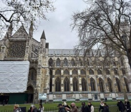 Opactwo Westminsterskie – gotycka fasada boczna z rozą Gotycka boczna fasada Opactwa Westminsterskiego z rozetą witrażową i rusztowaniami przy wejściu