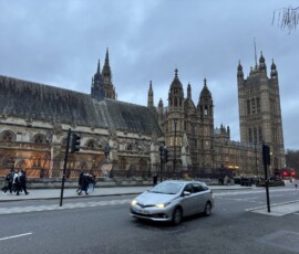 Pałac Westminsterski o zmroku Gotycka bryła Pałacu Westminsterskiego widziana z ulicy o zmroku z zapalonymi oknami