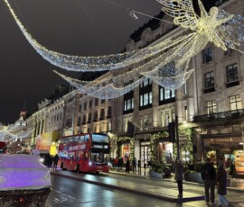 Regent Street – świąteczne iluminacje anioły i czerwony autobus Iluminacje w kształcie aniołów nad Regent Street z czerwonym autobusem piętrowym i ozdobionym sklepem