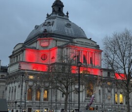 Westminster – Methodist Central Hall podświetlony czerwono Kopułowy budynek Methodist Central Hall podświetlony czerwono przy Westminster
