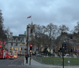 Westminster – Sąd Najwyższy z flagą Union Jack Budynek Sądu Najwyższego Wielkiej Brytanii z flagą Union Jack przy placu Parliament Square