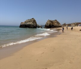 Plaża Algarve ze skałami Szeroka piaszczysta plaża Algarve z charakterystycznymi skałami w morzu