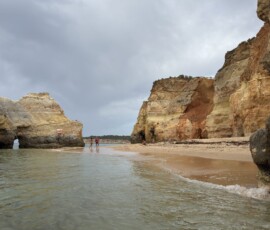 Plaża Algarve – zatoka Zatoka na plaży Algarve z pionowymi klifami po obu stronach