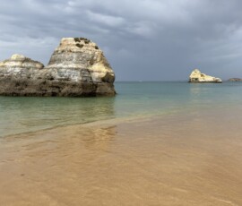 Skały Algarve w morzu Charakterystyczne skały wapienne wystające z turkusowego morza Algarve