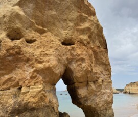 Skała z łukiem – Algarve Ogromna skała z naturalnym łukiem skalnym na plaży Algarve