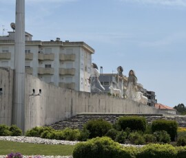 Rzeźby pasterzy przy sanktuarium w Fátimie Monumentalne rzeźby pasterzy przy sanktuarium w Fátimie