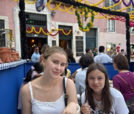 Marianna i Julia na kolacji podczas Festas de Lisboa Marianna i Julia siedzące przy stoliku w Lizbonie podczas Festas de Santo António