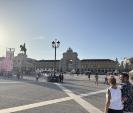 Praça do Comércio w Lizbonie Rozległy plac Praça do Comércio w Lizbonie z pomnikiem króla i łukiem triumfalnym