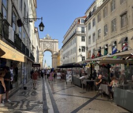 Rua Augusta – główna ulica Lizbony Tłoczna Rua Augusta w Lizbonie z widokiem na Łuk Triumfalny w tle