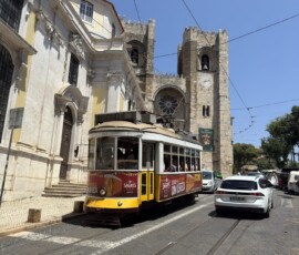 Tramwaj 28 przed katedrą Sé w Lizbonie Słynny żółty tramwaj numer 28 jadący obok katedry Sé w Lizbonie