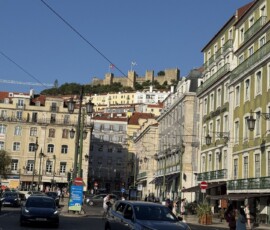 Zamek São Jorge na wzgórzu w Lizbonie Zamek São Jorge górujący nad kamienicami Lizbony