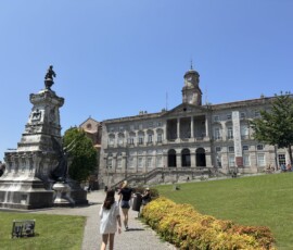 Palácio da Bolsa i pomnik Henryka Żeglarza w Porto Palácio da Bolsa z pomnikiem Henryka Żeglarza na tle błękitnego nieba w Porto