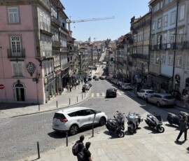 Stroma ulica Porto widziana z góry Stroma ulica Porto z kolorowymi kamienicami widziana z góry
