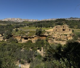 Panorama Doliny Świątyń z Agrigento Widok na Dolinę Świątyń i Agrigento z kamiennym domem na skale wśród zieleni