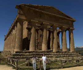 Marianna z mamą przy Tempio della Concordia Marianna z mamą przed Tempio della Concordia – najlepiej zachowaną świątynią grecką w Agrigento