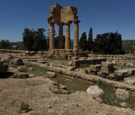 Tempio dei Dioscuri w Agrigento Charakterystyczny fragment Tempio dei Dioscuri z czterema kolumnami w Agrigento