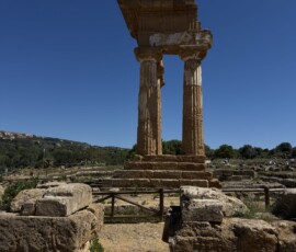 Tempio dei Dioscuri – zbliżenie Zbliżenie na rekonstruowany narożnik Tempio dei Dioscuri w Agrigento