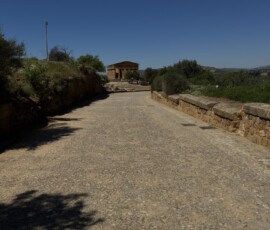 Droga prowadząca do Tempio della Concordia Brukowana droga antyczna prowadząca do Tempio della Concordia w Agrigento