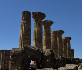 Tempio di Ercole – Dolina Świątyń Kolumny Tempio di Ercole wśród skał na tle nieba w Dolinie Świątyń Agrigento