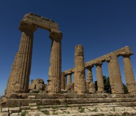 Tempio di Giunone – Dolina Świątyń Ruiny Tempio di Giunone z doryckich kolumn na tle błękitnego nieba w Agrigento