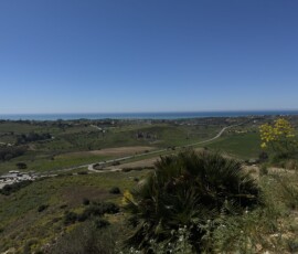 Widok na morze z Doliny Świątyń Panorama sycylijskiego pejzażu z zielonymi polami i Morzem Śródziemnym z Agrigento