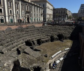 Amfiteatr Katanii – Anfiteatro Romano Ruiny rzymskiego amfiteatru z czarnej lawy wulkanicznej na Piazza Stesicoro w Katanii