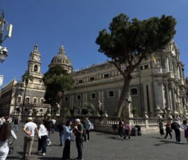Katedra Sant'Agata w Katanii – Duomo Katedra Sant'Agata z kopułą i dzwonnicą przy Piazza del Duomo w Katanii
