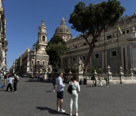 Katedra w Katanii – widok z boku Boczny widok na katedrę Sant'Agata z dzwonnicą przy Piazza del Duomo