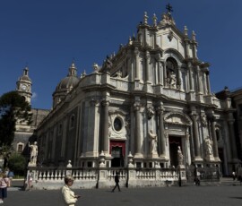 Katedra Sant'Agata – fasada główna Frontowa fasada katedry Sant'Agata z białego marmuru na Piazza del Duomo w Katanii