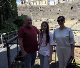 Marianna z rodzicami w Teatro Romano Marianna z tatą i mamą na tle widowni antycznego Teatro Romano w Katanii
