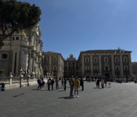 Piazza del Duomo w Katanii Szeroki plac Piazza del Duomo w Katanii z katedrą i czarnym bazaltowym brukiem