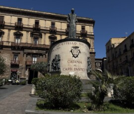 Pomnik Cardinala Dusmeta w Katanii Pomnik Cardinala Dusmeta na placu w centrum Katanii z palmami
