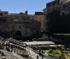 Teatro Romano – widok na scenę i ruiny Widok z góry na ruiny Teatro Romano z chodnikami między antycznymi kolumnami