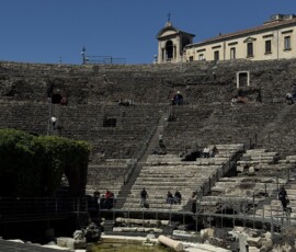 Teatro Romano – widownia z wulkanicznego kamienia Widownia antycznego Teatro Romano zbudowana z czarnego bazaltu wulkanicznego w Katanii