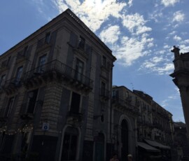 Ulica Katanii o zmierzchu Ulica Katanii o zmierzchu z sylwetką kościoła na tle nieba