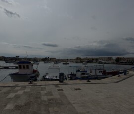 Port rybacki w Marzamemi Łodzie rybackie zacumowane w porcie malowniczej wioski Marzamemi