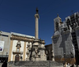 Kolumna Immacolata w Palermo Barokowa kolumna Immacolata na placu przy kościele w remoncie w Palermo
