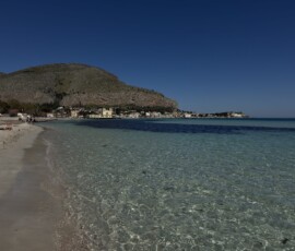 Plaża Mondello koło Palermo Turkusowa woda i piaszczyta plaża Mondello z górą Monte Pellegrino w tle