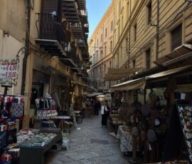 Rynek Ballarò – ulica pamiątek Ulica z pamiątkami sycylijskimi na rynku Ballarò w Palermo