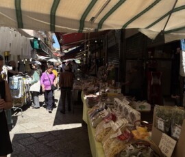 Rynek Ballarò – stoisko z przyprawami Stoisko z sycylijskim oregano i smakolykkami na rynku Ballarò w Palermo