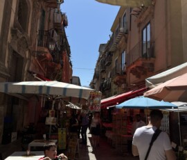 Rynek Ballarò – tłum i klimatyczna uliczka Klimatyczna uliczka rynku Ballarò z aperol-spritzem i tłumem kupujących