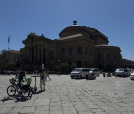 Teatro Massimo w Palermo – widok od frontu Teatro Massimo – największa opera we Włoszech – widziana od frontu w Palermo